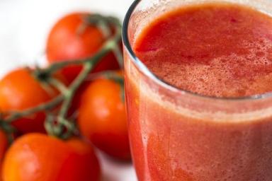 Диетологи рассказали об опасных свойствах томатного сока