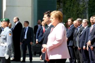 Зеленский объяснил, почему не помог Меркель, когда ее начало трясти