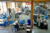 На одном из белорусских заводов женщинам разрешили работать в купальниках. Руководство назвало причину