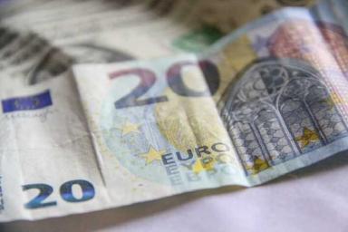 Доллар и евро на торгах 19 июня подешевели