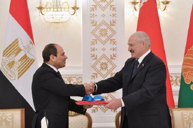 Лукашенко подарил Президенту клубнику и хлеб