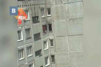 Двое детей держались за карниз на 8-м этаже, чтобы спастись от пожара – видео