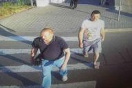 В Минске мужчина зашел в магазин «Марко», обулся и ушел не расплатившись. Его разыскивают