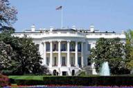 В США оцепили Белый дом, улицы перекрыли: что произошло 