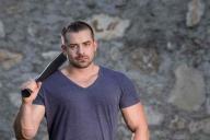 3 вещи, которые мужчины делают наедине с собой