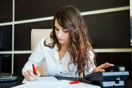 «Пособие было 360 рублей, а зарплата сейчас 330». Есть ли карьера у белорусок после декрета?