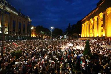 В Тбилиси штурмуют парламент. Выступление российского депутата спровоцировало массовые протесты с десятками пострадавших