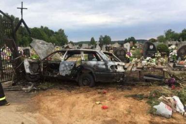 В Вороновском районе Audi врезалась в ограждение кладбища и сгорела. Водитель сбежал