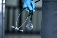 Мать «в шутку» послушала сына стетоскопом и спасла ему жизнь