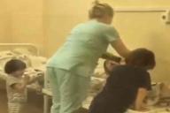 Медсестра избила ребенка в больнице и привязала к кровати – видео