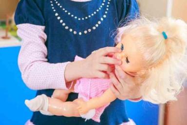 Родители принялись массово избивать игрушки на глазах у детей
