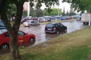 Гроза в Минске: затоплены улицы, поломаны рекламные щиты