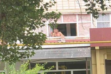 Молодая мать отправила 2-летнего малыша гулять на крышу