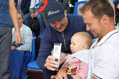 Лукашенко на Гребном канале в Заславле подарил маленькому ребенку шоколадку
