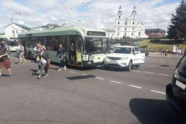 На Немиге столкнулись троллейбус и автомобиль с символикой Европейских игр