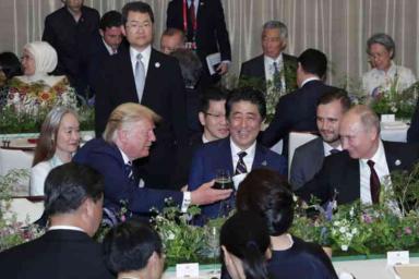 Путин пришел на совместный ужин лидеров G20 со своим термосом