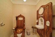 Унитаз в виде трона французских королей. Стало известно, кому принадлежит шикарный особняк