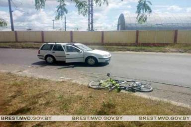 В Бресте легковушка сбила подростка на велосипеде