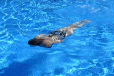 Женщина искупалась в бассейне на испанском курорте и умерла