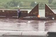 Забавные кадры: Мужчина сушил одежду на Вечном огне, когда на улице шёл ливень