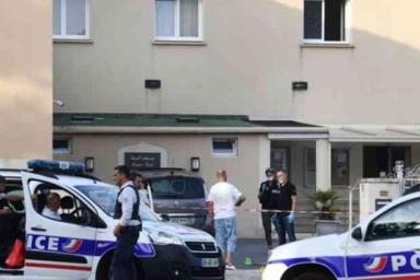 Во Франции автомобиль снес террасу кафе: пострадали семь человек