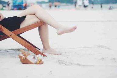 Женщина порезала ногу на пляже и умерла от инсульта