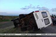 В Гомельском районе столкнулись легковушка и маршрутное такси. Маршрутка перевернулась