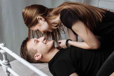 6 вещей, которые склонен делать влюбленный мужчина для своей женщины