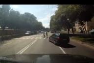 Спешащая женщина едва не сбила на переходе в Гомеле трех детей