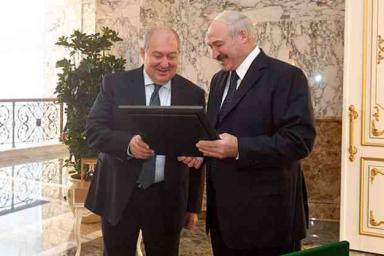 Лукашенко подарили папирус с молитвой «Отче наш»