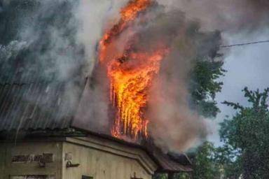 В Лиде на пожаре соседи спасли хозяина квартиры