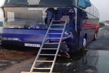 Под Одессой автобус с белорусами столкнулся с бетономешалкой: пассажиров эвакуировали через лобовое стекло