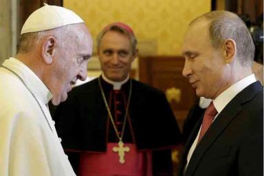 Путин вручил Папе Римскому «греховный» подарок: последовала реакция