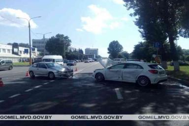 В Гомеле две автоледи столкнулись на выезде из парковки: одна женщина пострадала