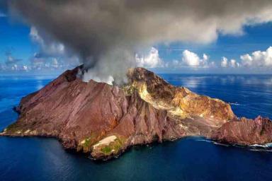 Возле Сицилии началось сильнейшее извержение вулкана: есть жертвы