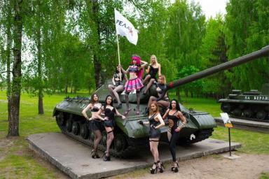 В Гродно стриптизерши взобрались на танк и сделали фотографию в честь Дня независимости 