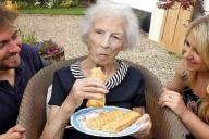 Женщина дожила до ста лет благодаря сосискам в тесте