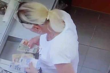 «Не отходя от кассы»: В Копыльском районе клиентка банка подняла с пола чужие $100 и сразу же оплатила кредит