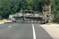 Нестандартно: в Бресте военные положили на дорогу покрышки, чтобы не портить асфальт гусеницами