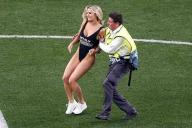 Помните даму в купальнике на финале ЛЧ? Теперь она выбегала на финале Кубка Америки