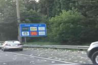 Забавные кадры: инкассаторы рассыпали миллионы долларов на трассе и обогатили случайных водителей