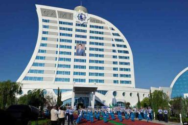 В Туркменистане чиновников обязали отдохнуть на курорте. Тех, кто не поедет, пообещали уволить