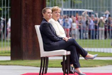 Меркель сидя слушала гимн на встрече с датским премьером
