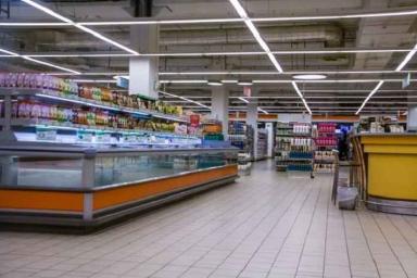 Персонал супермаркета пристыдил покупательницу за слишком откровенный наряд