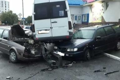 В Мозыре после аварии маршрутка «запрыгнула» на капоты сразу двух авто