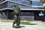 В Минске у одной из статуй банкиры запустили бесплатный Wi-Fi