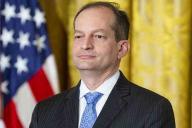 Министр труда США покидает пост на фоне скандала с обвиненным в сутенерстве миллиардером