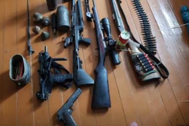 В Пинске у мужчины нашли арсенал оружия и боеприпасов