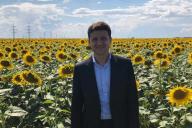 Фото Зеленского в подсолнухах умилило пользователей Сети