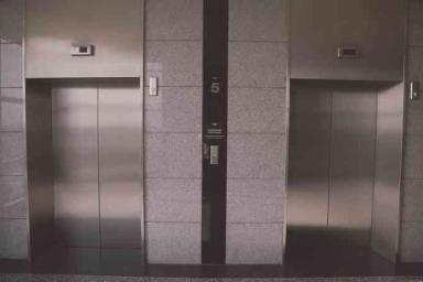 Мясорубка в многоэтажке: 10-летней девочке оторвало палец дверьми лифта